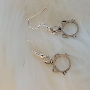 Silver cat 🐈 earrings. Rubber backings